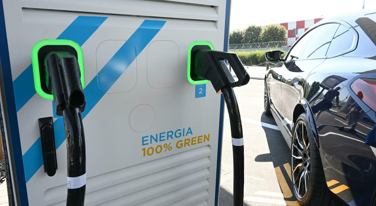 Un'auto elettrica in ricarica
