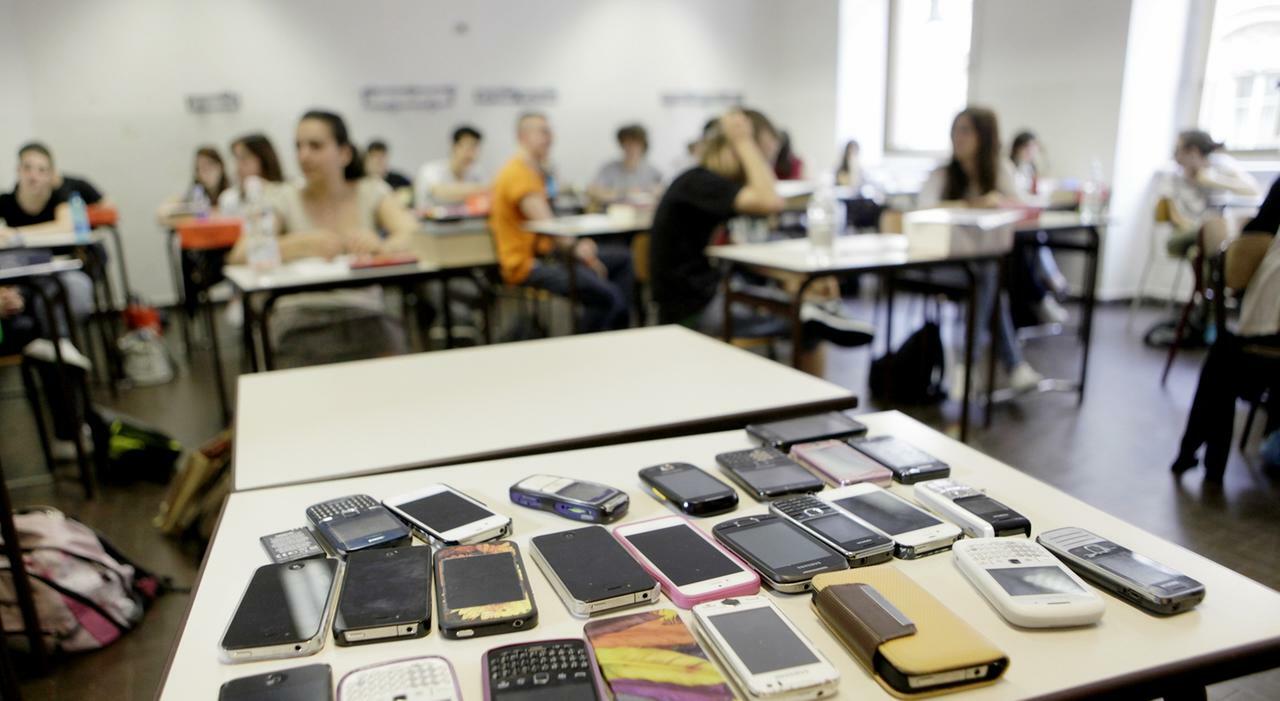 Adolescenti ?saturi? dai cellulari, quasi la metà fugge dai social: «Non vogliamo avere problemi mentali» Adolescenti ?saturi? dai cellulari, quasi la metà fugge dai social: «Non vogliamo avere problemi mentali»