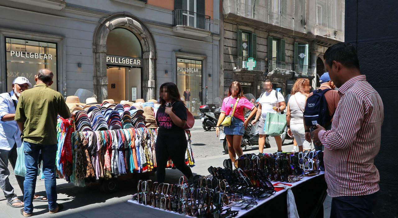 napoli da via toledo al lungomare dilagano degrado e abusivi