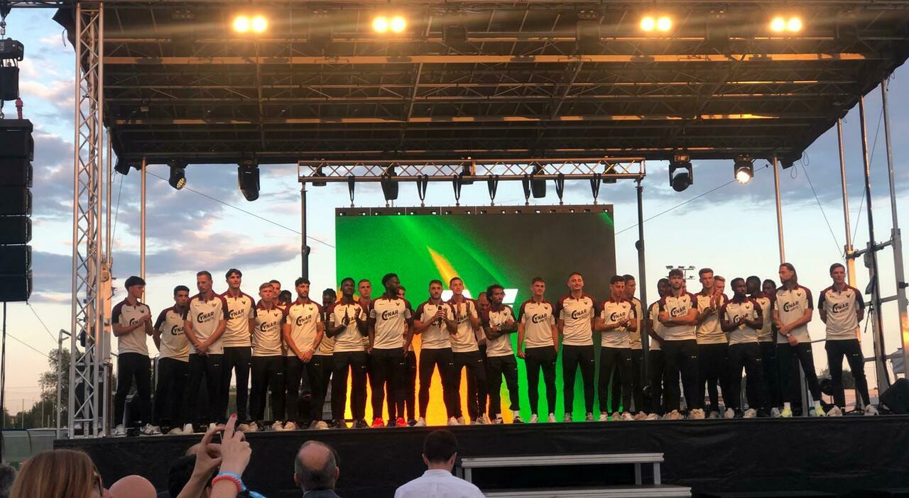 https://statics.cedscdn.it/photos/MED_HIGH/2025/07/30/8987113_30204244_venezia_calcio_fc_prima_squadra_presentazione.jpg