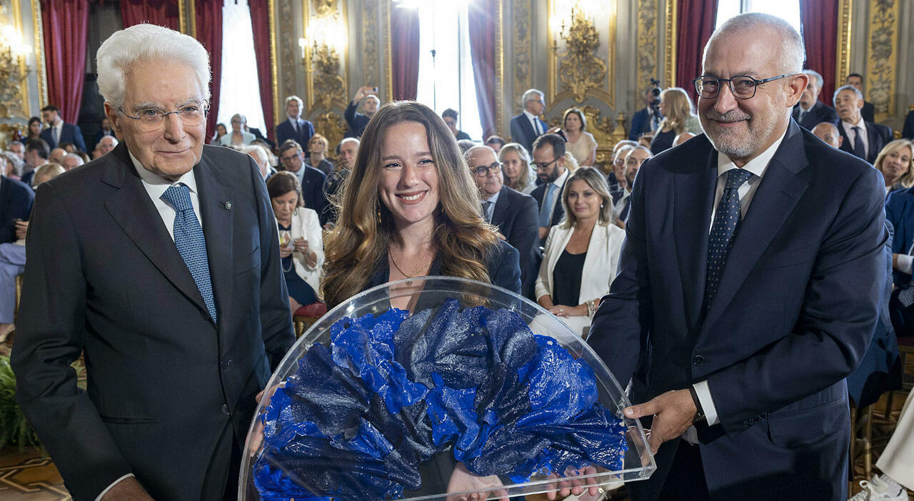 Emilia, la ragazza con il ?ventaglio? da Mattarella: dalla Campania ?un?onda blu? Emilia, la ragazza con il ?ventaglio? da Mattarella: dalla Campania ?un?onda blu?