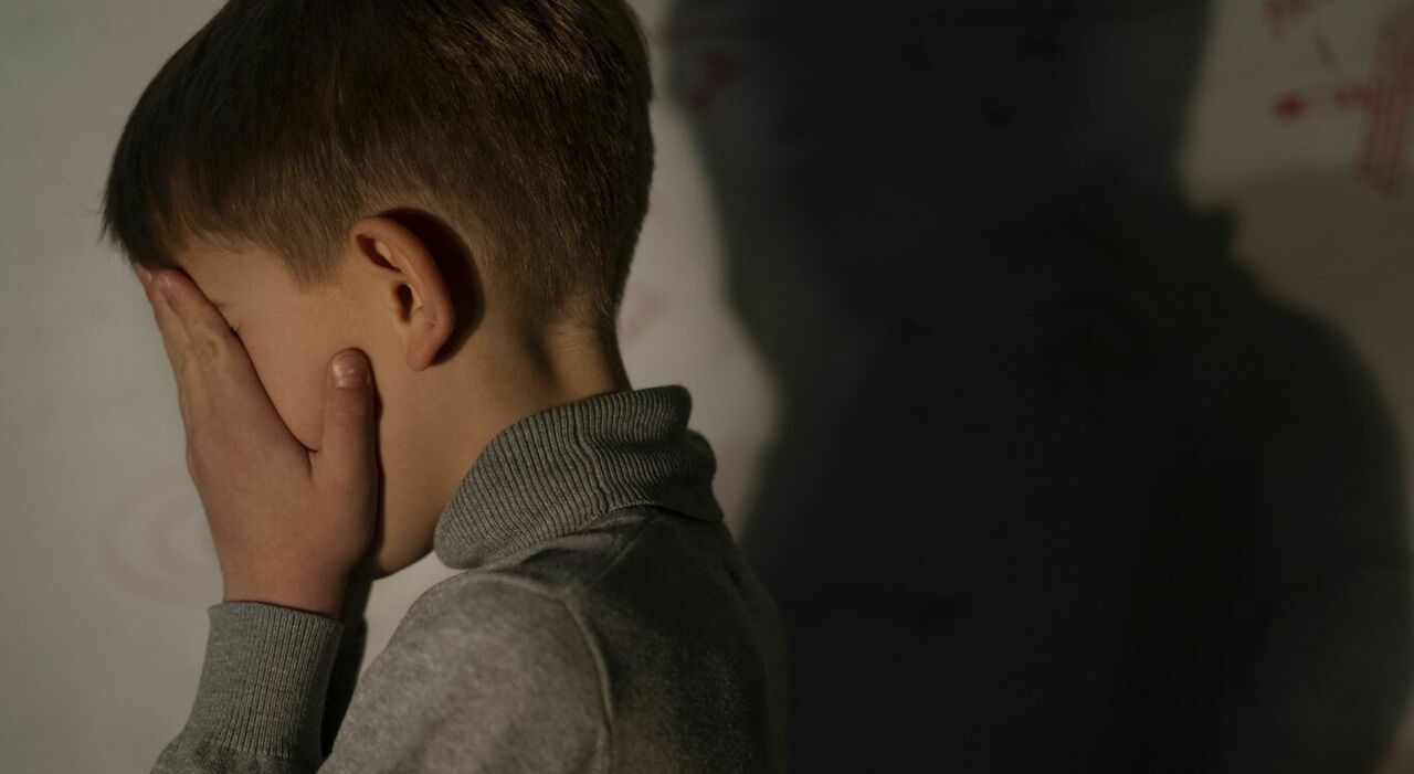 Accoltella e uccide un bimbo che si è ribellato agli abusi, poi il sequestro e la tortura dei migranti: 29enne arrestato in Germania