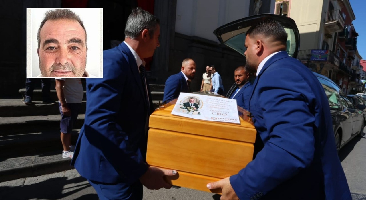 operai morti al rione alto dolore a calvizzano per l ultimo saluto a ciro pierro