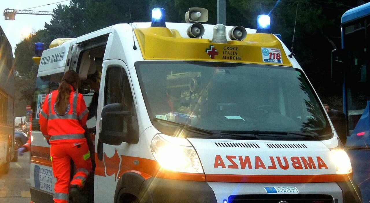 due operai precipitano dall impalcatura e si schiantano al suolo dopo un volo di 8 metri ricoverati in gravi condizioni