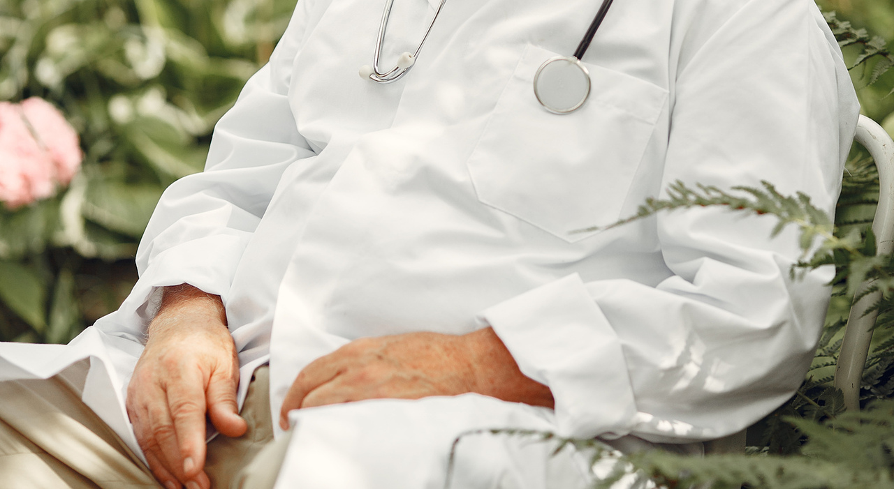 https://statics.cedscdn.it/photos/MED_HIGH/2025/07/31/8989078_31204225_medico_in_pensione_torna_a_lavorare_tasse_pagarmi_con_frutta_vestiti_scarpe_oggi_31_7_2025.jpg