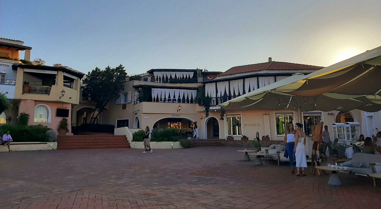 https://statics.cedscdn.it/photos/MED_HIGH/2025/08/01/8990479_01110612_porto_cervo_rapine_orologi.jpg