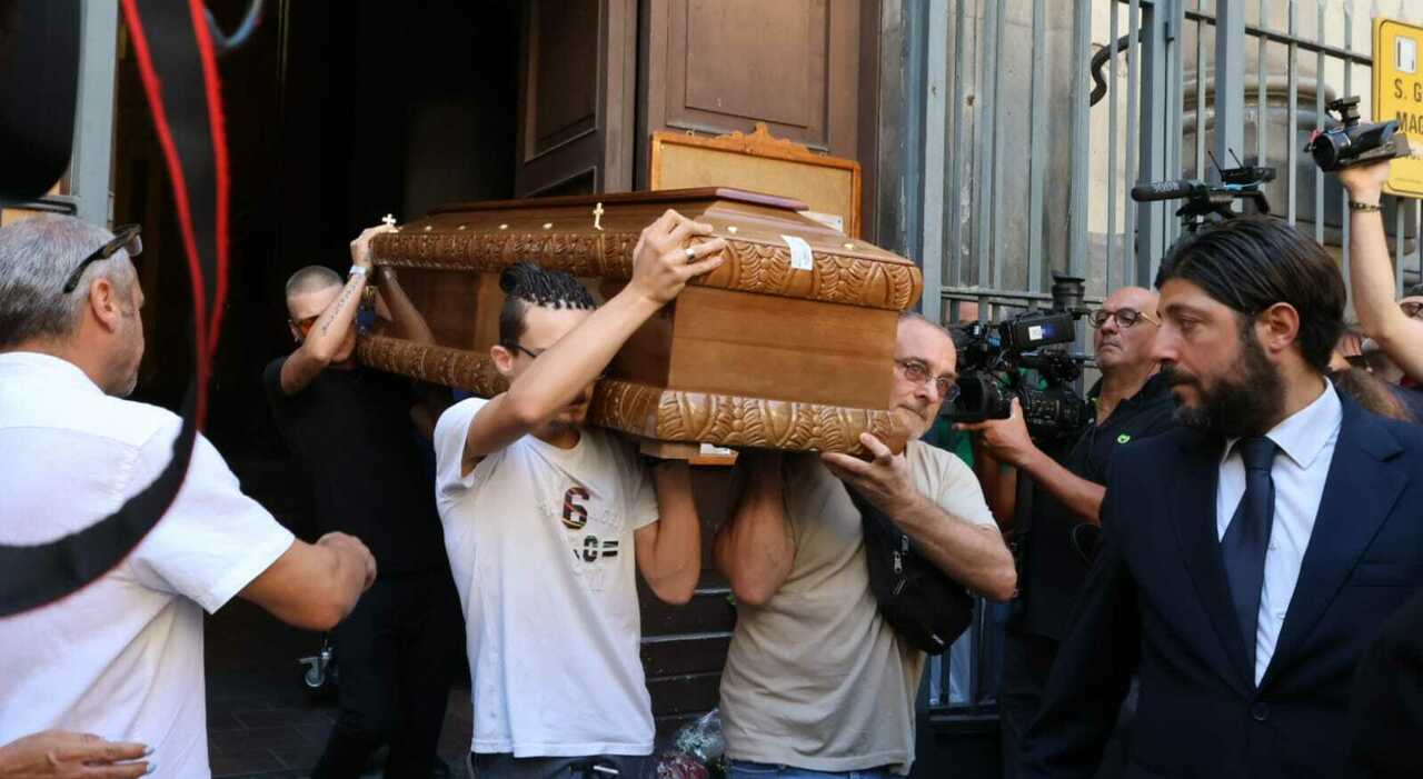 operai morti a napoli i funerali di vincenzo del grosso malore per la figlia in chiesa