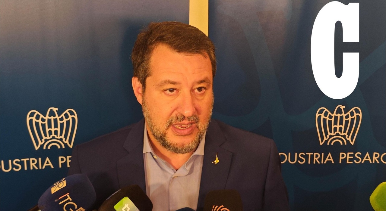 Salvini a Pesaro annuncia novità per treni e Statale Adriatica: «Ricci? Innocente fino a prova contraria. Lunedì ad Ancona con la Meloni? Non ho ancora deciso se sarò in presenza o in videocollegamento» Salvini a Pesaro annuncia novità per treni e Statale Adriatica: «Ricci? Innocente fino a prova contraria. Lunedì ad Ancona con la Meloni? Non ho ancora deciso se sarò in presenza o in videocollegamento»