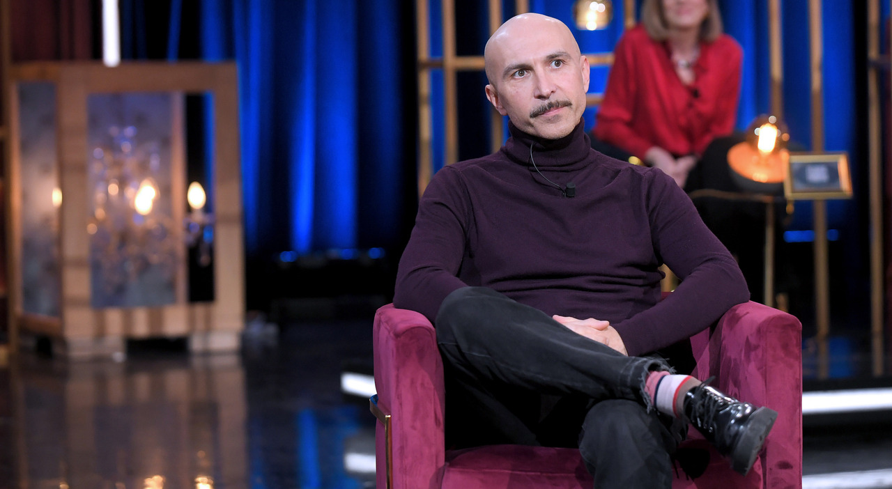 Maccio Capatonda compie 47 anni, la storia con Elisabetta Canalis, il trauma della calvizie e le difficoltà con i genitori: «Ho subìto le loro liti»