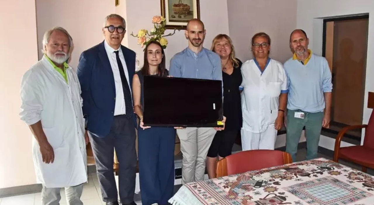 https://statics.cedscdn.it/photos/MED_HIGH/2025/08/01/8990875_01184026_regalo_nozze.jpg