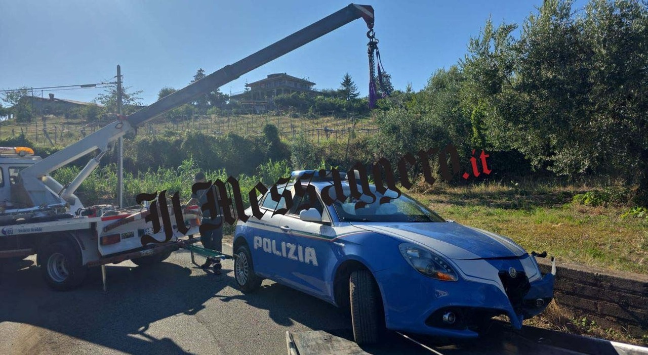 Velletri moto in fuga senza targa, volante della Polizia finisce contro un muretto durante inseguimento, feriti due poliziotti.