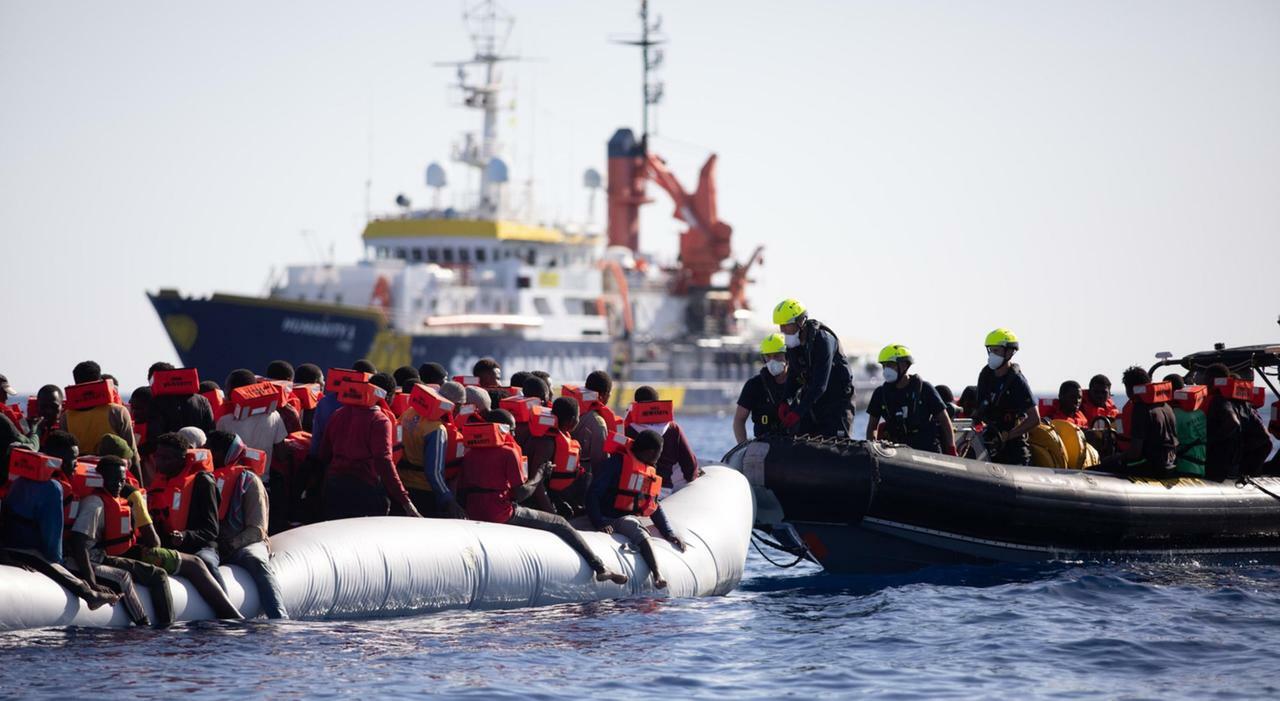 La vita nei giorni scorsi a bordo di Humanity 1, della ong 'Sos Humanity', prima dell'approdo di ieri sera nel porto di Catania. ANSA/MAX CAVALLARI-SOS HUMANITY +++EDITORIAL USE ONLY+++ +++CREDIT OBBLIGATORIO+++