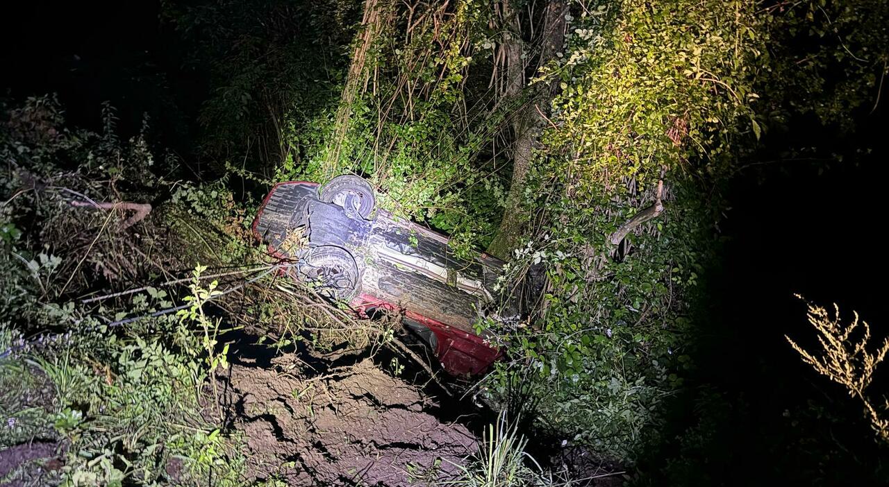 Auto esce di strada sul tornante, si cappotta e rimane in bilico sulla scarpata: feriti i 5 giovanissimi a bordo. Scontro tra vetture a Pavia di Udine Auto esce di strada sul tornante, si cappotta e rimane in bilico sulla scarpata: feriti i 5 giovanissimi a bordo. Scontro tra vetture a Pavia di Udine