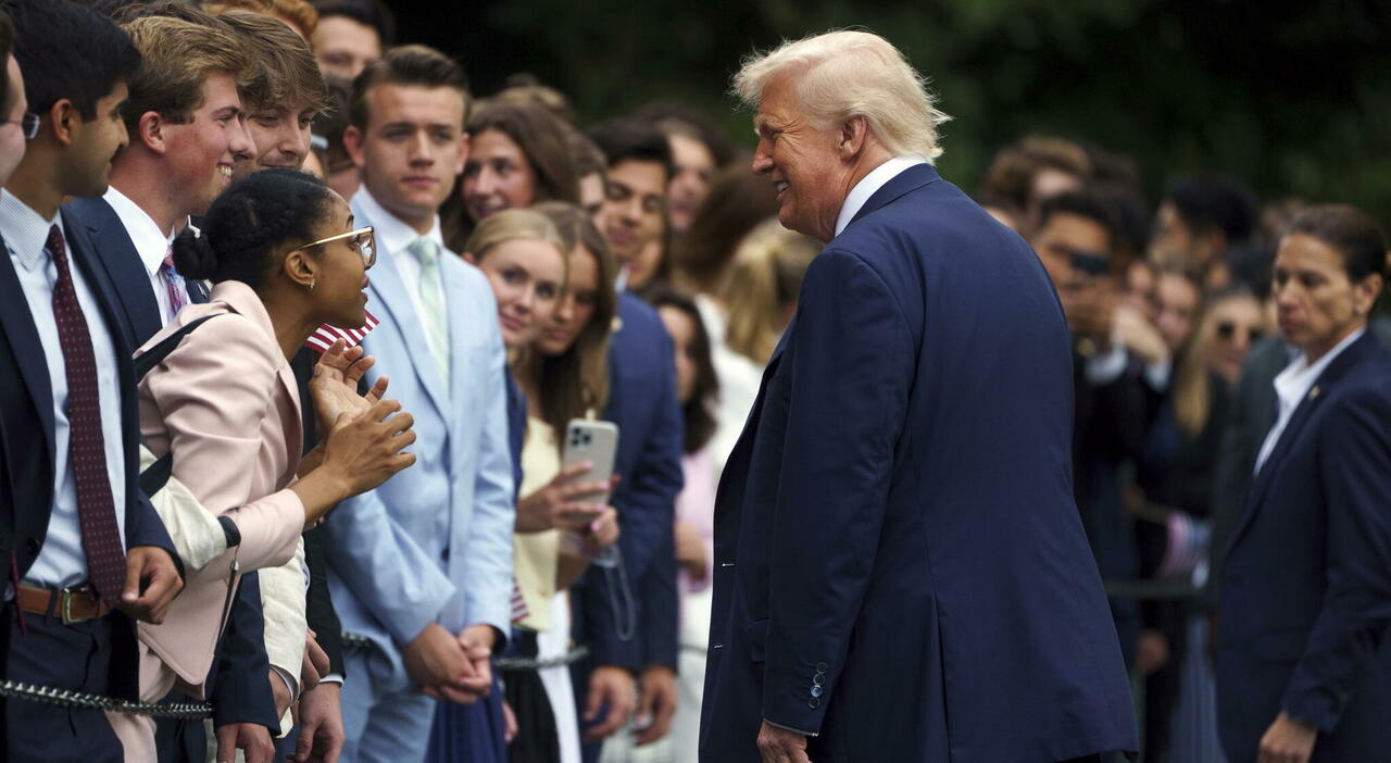 https://statics.cedscdn.it/photos/MED_HIGH/2025/08/02/8992138_02074004_donald_trump.jpg