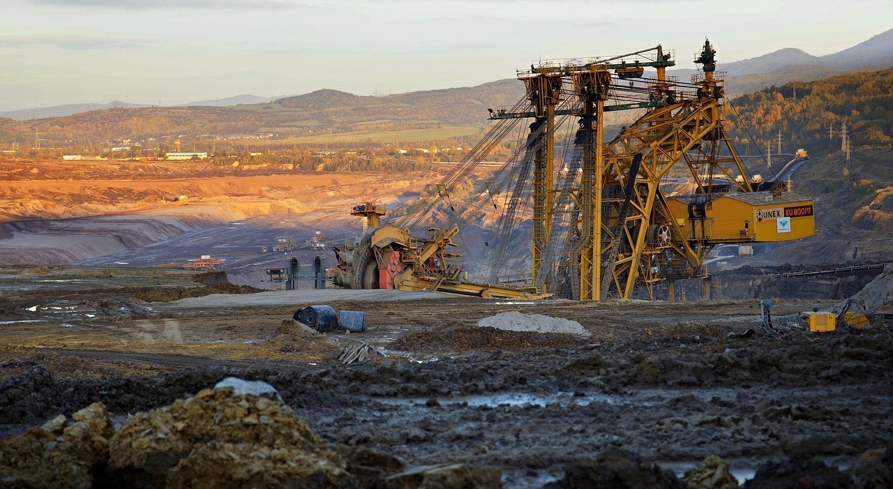 Russia, crisi del carbone fuori controllo: licenziamenti di massa e perdite per oltre 15 miliardi. Ora si teme la rivolta