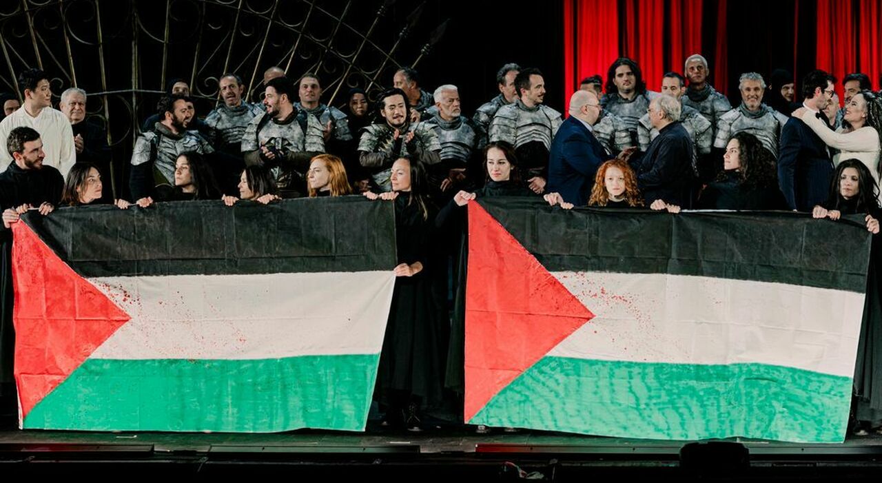 macerata due bandiere della palestina macchiate di rosso sangue esposte tra gli applausi sul palco al termine della prima del macbeth il video