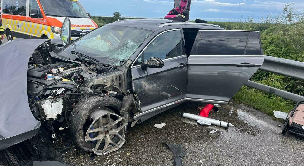https://statics.cedscdn.it/photos/MED_HIGH/2025/08/02/8992778_02205752_incidente_auto_donna_incinta_senza_cintura_bambina_due_anni_feriti.jpg