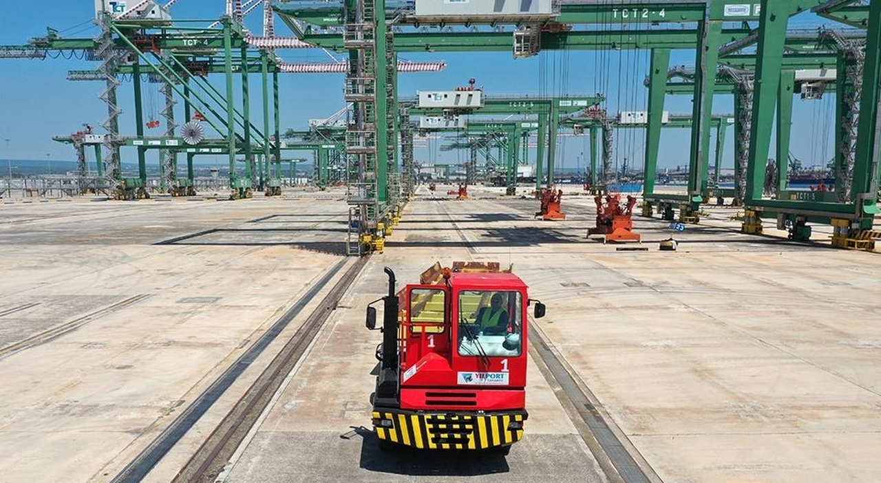 allarme al porto affonda il terminal commerciale