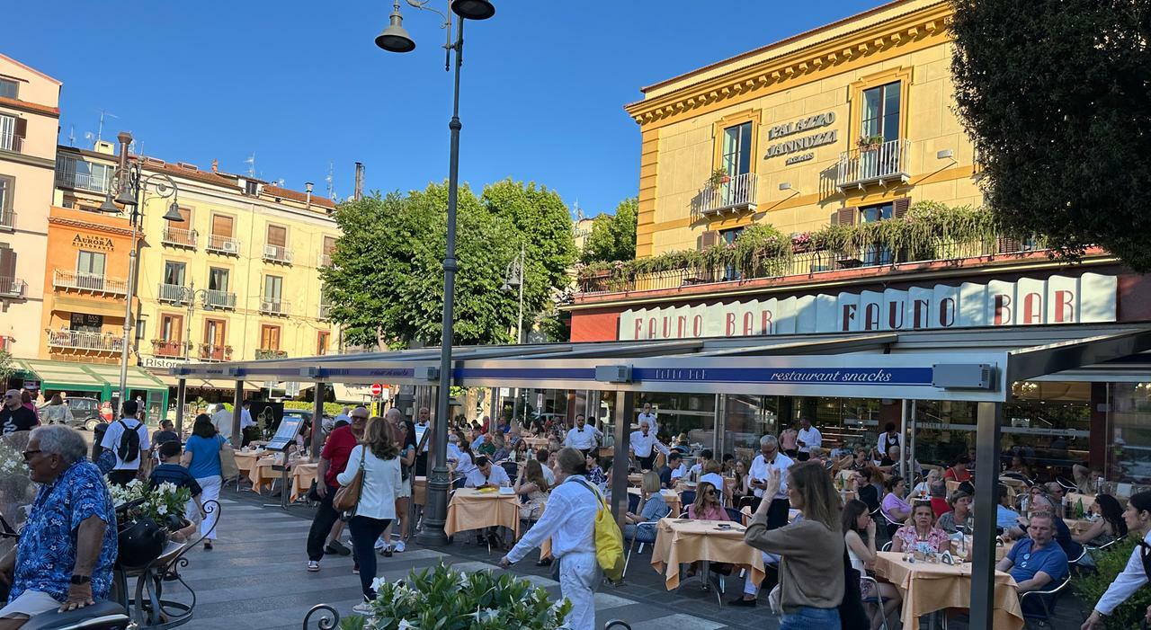 turismo campania leader con la tassa di soggiorno entrano in cassa 52 milioni