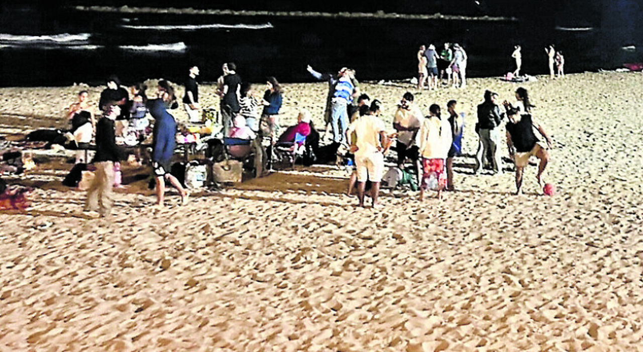 bari in spiaggia arrivano le forze dell ordine