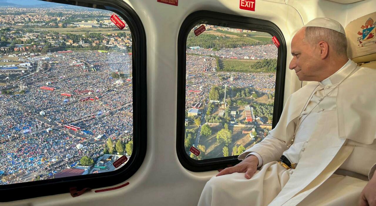 https://statics.cedscdn.it/photos/MED_HIGH/2025/08/03/8993849_03075300_papa_elicottero.jpg