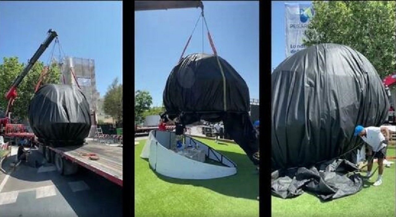 Valentino Rossi e il casco gigante a Pesaro, la delibera sotto accusa. Un video inchioda l'opera-omaggio
