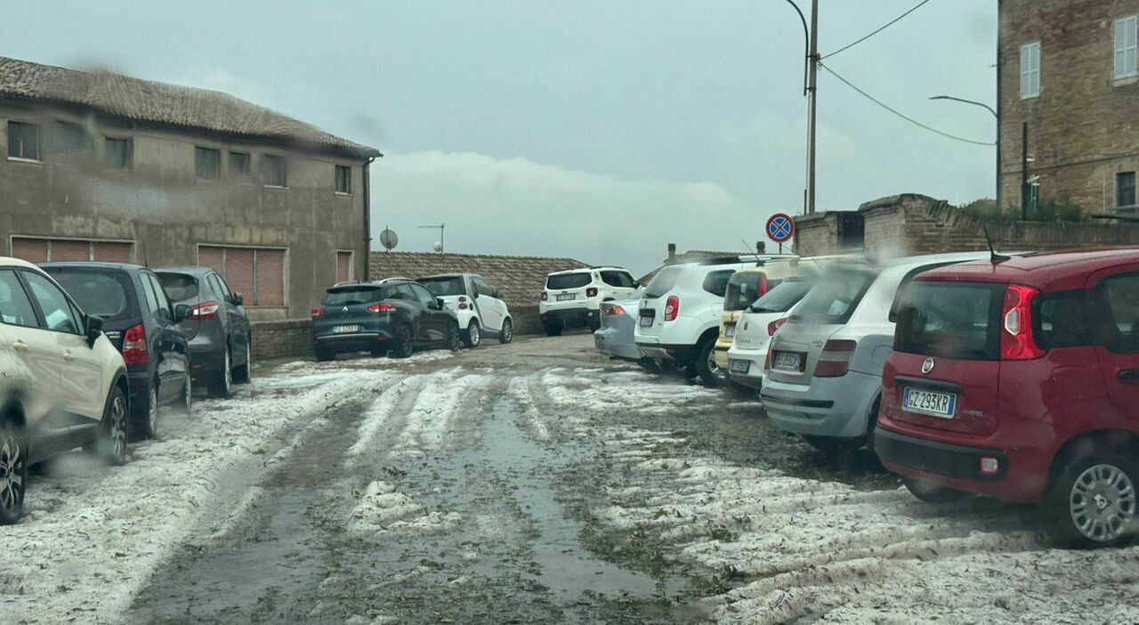 E la chiamano estate. Grandine come neve a Osimo e pioggia record. L E la chiamano estate. Grandine come neve a Osimo e pioggia record. L