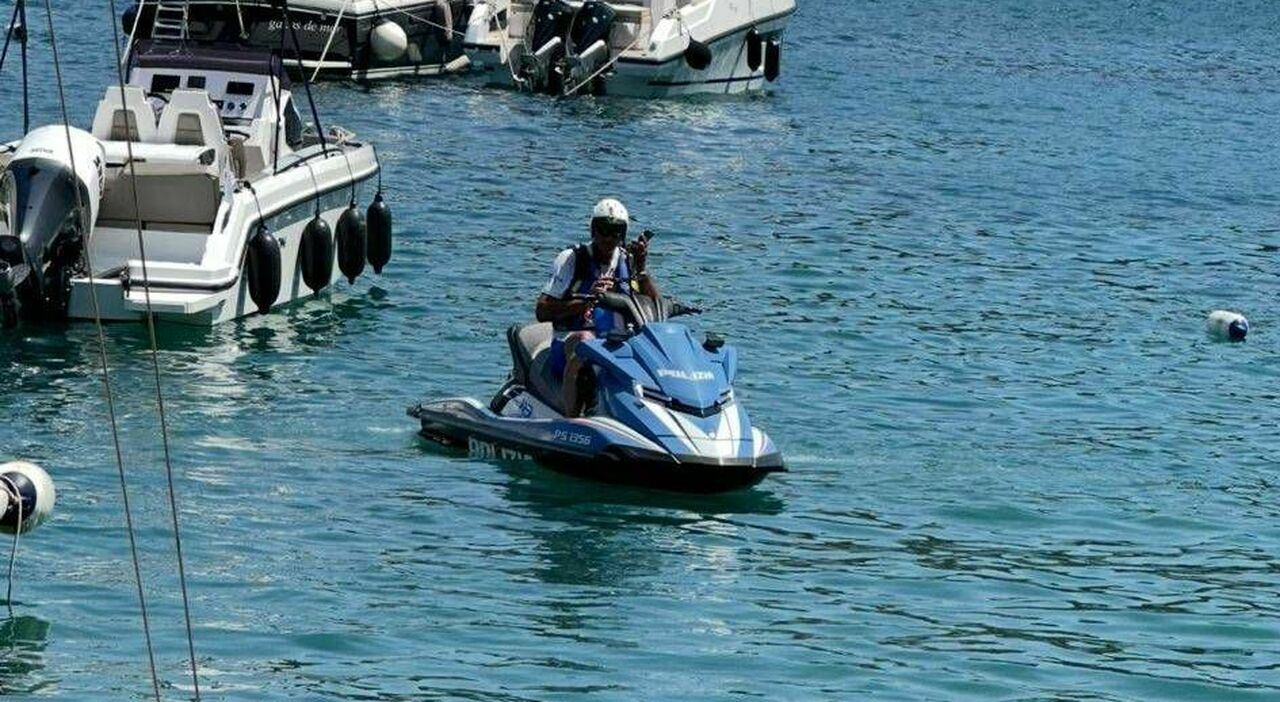 Ischia, fugge in mare con barca sequestrata: agente ferito, arrestato 37enne napoletano Ischia, fugge in mare con barca sequestrata: agente ferito, arrestato 37enne napoletano