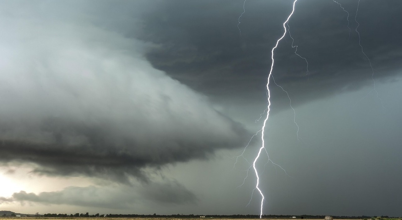 https://statics.cedscdn.it/photos/MED_HIGH/2025/08/03/8994095_03152139_8911706_21150215_lightning_4713379_1920.jpg