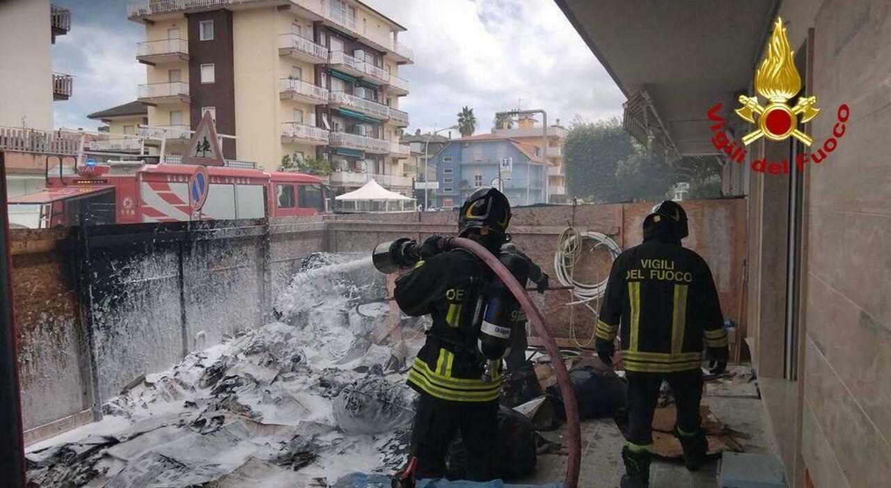 Incendio al Cantiere di Porto d'Ascoli: Rapido Intervento dei Vigili del Fuoco Grazie a Tecnologia Avanzata