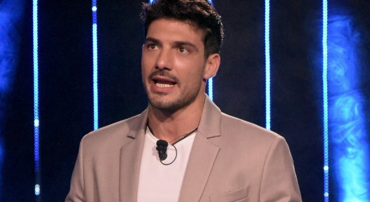 https://statics.cedscdn.it/photos/MED_HIGH/2025/08/03/8994137_03162836_lorenzo_spolverato_boduguard_napoli_cosa_successo.jpg