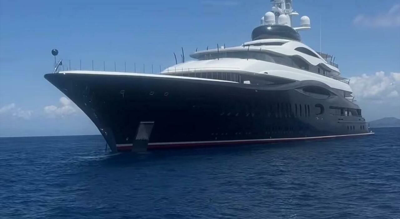 Mark Zuckerberg e la moglie a Ischia con il megayacht: hanno ricevuto i tipici cornetti isolani