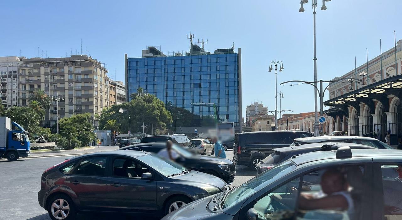 piazza moro a bari tra cantieri e caos sosta selvaggia e continue risse
