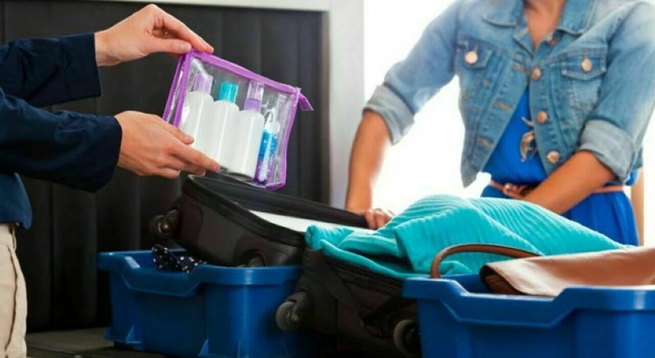 https://statics.cedscdn.it/photos/MED_HIGH/2025/08/03/8994309_03201345_viaggio_in_aereo_bagaglio_a_mano_liquidi_pc_tablet_nuove_regole_europa_costi_3_8_2025.jpg