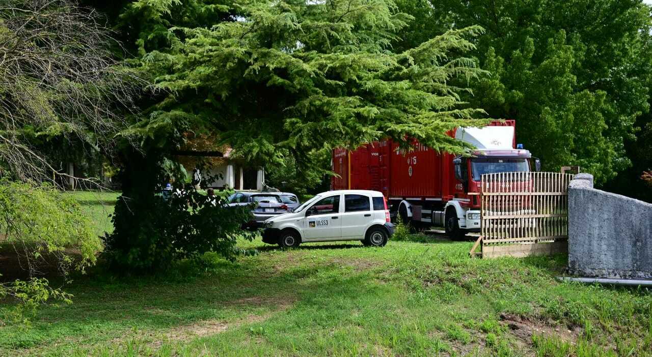incidente sul lavoro morti due operai di 23 e 30 anni a santa maria di sala caduti in una cisterna durante le pulizie della fossa biologica in una villa