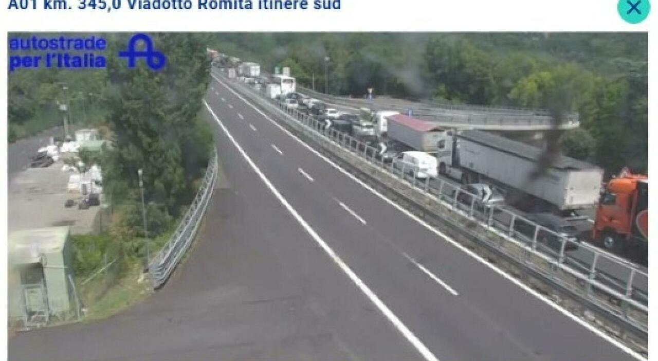 Camion salta la corsia in autostrada, maxi incidente sull