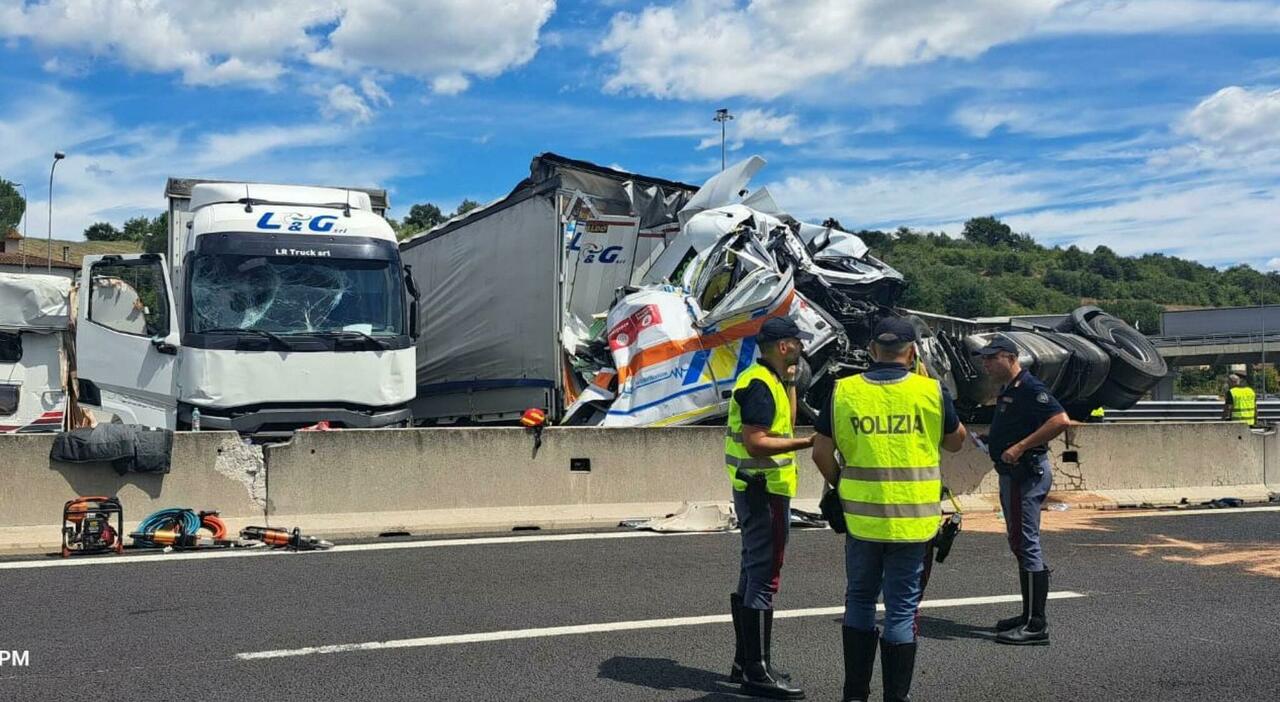 camion salta la corsia e invade la carreggiata opposta maxi incidente sull a1 3 morti su un ambulanza e 18 feriti due erano volontari