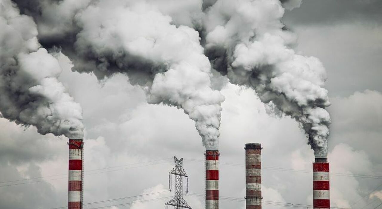 https://statics.cedscdn.it/photos/MED_HIGH/2025/08/04/8995563_04134533_traffico_smog.jpg
