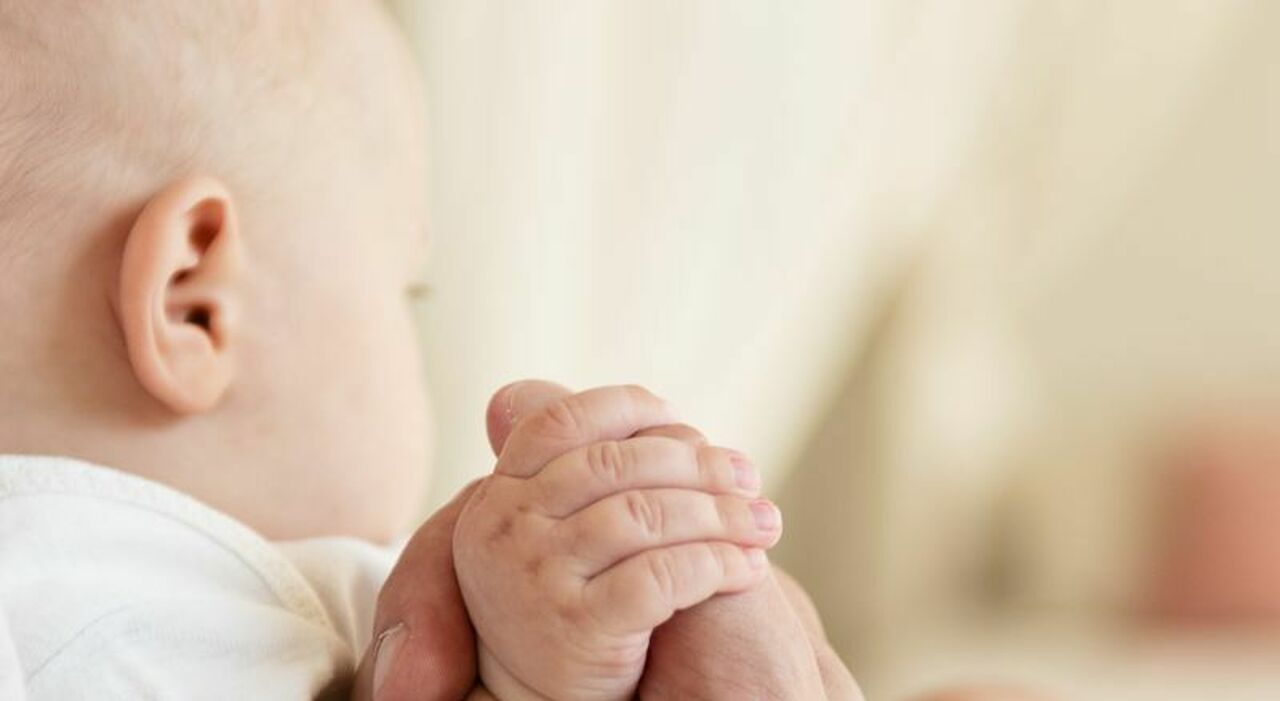 https://statics.cedscdn.it/photos/MED_HIGH/2025/08/04/8995751_04180535_tenersi_per_mano_del_bambino_e_del_padre.jpg