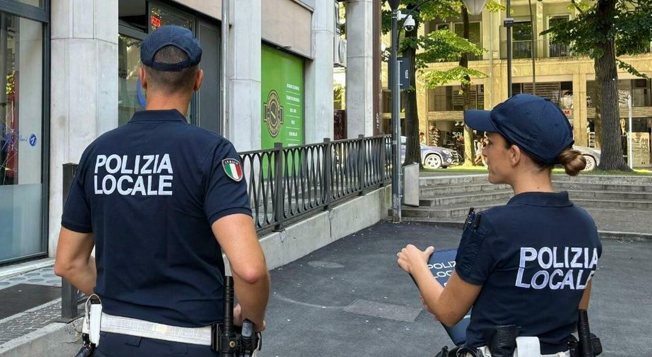 Shampoo tossico nel salone cinese in via Roma, i clienti perdono i capelli: «Mi sono trovato una ciocca in mano». Sequestrati i cosmetici proibiti Shampoo tossico nel salone cinese in via Roma, i clienti perdono i capelli: «Mi sono trovato una ciocca in mano». Sequestrati i cosmetici proibiti