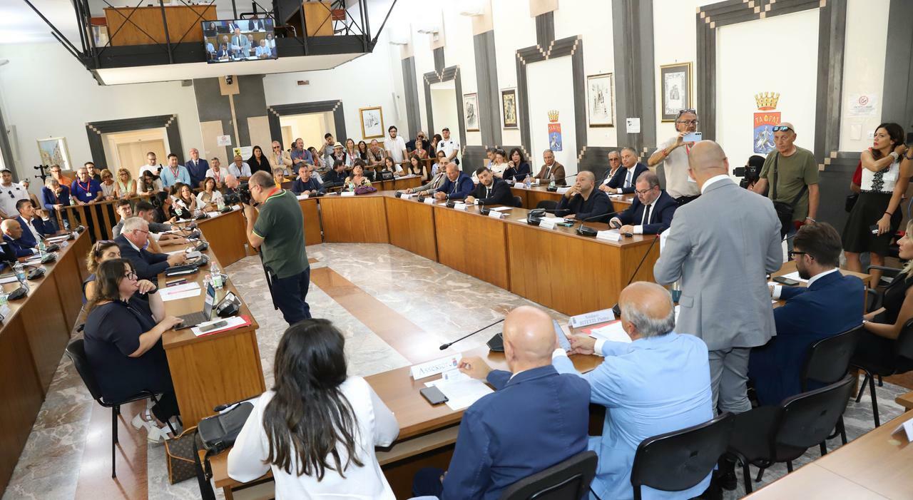 Riunione di maggioranza, il sindaco di Taranto Bitetti ?tasta il polso?. Amiu, continua l?impasse