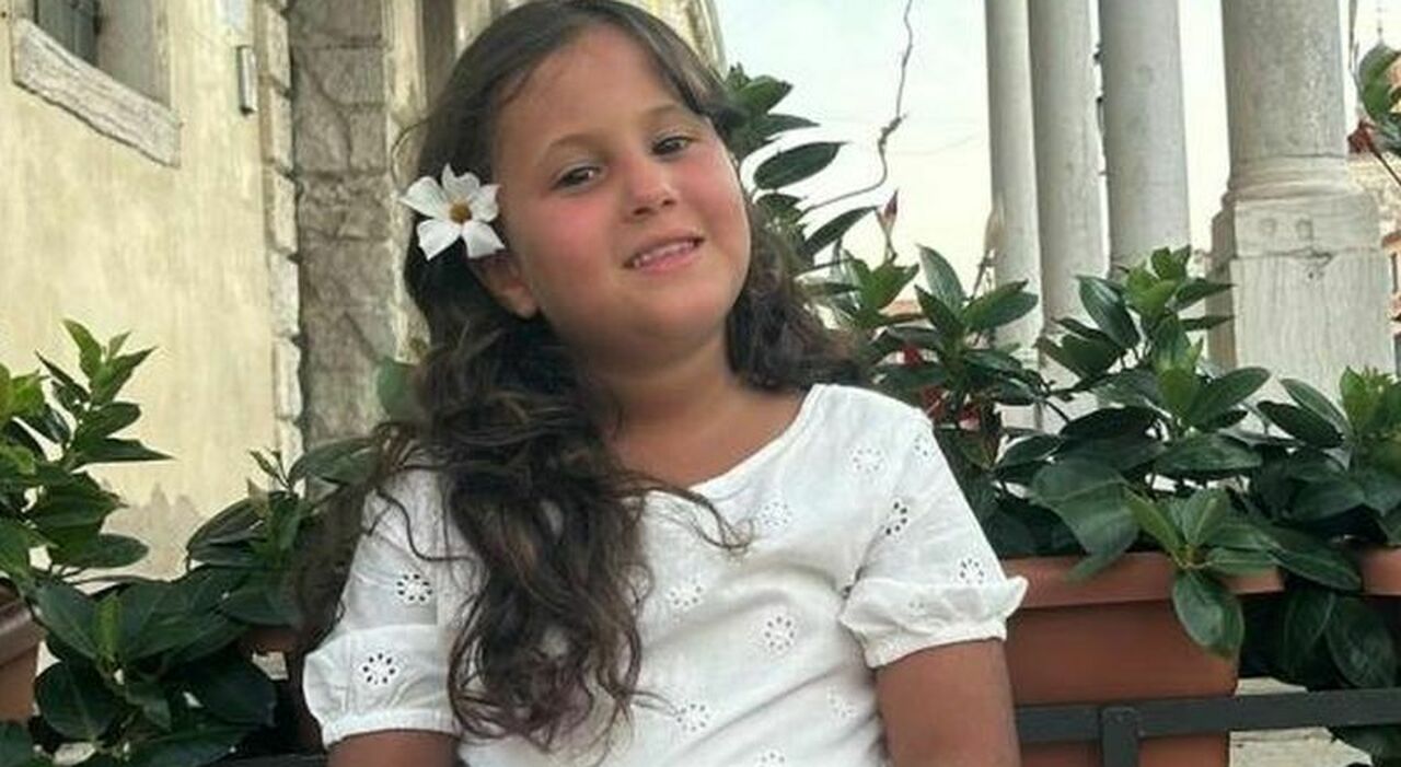 https://statics.cedscdn.it/photos/MED_HIGH/2025/08/05/8997211_05095954_ritaj_lahmar_bambina_morta_altalena_villongo_accuse_indagati_omicidio_oggi_5_8_2025.jpg