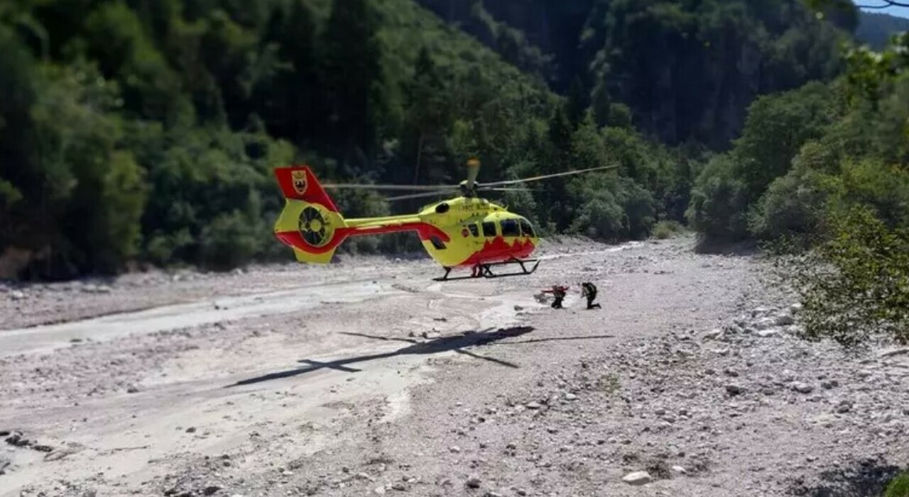 https://statics.cedscdn.it/photos/MED_HIGH/2025/08/05/8997517_05162149_escursionista_precipita_ferrata_morto_moglie_figli_oggi_5_8_2025.jpg
