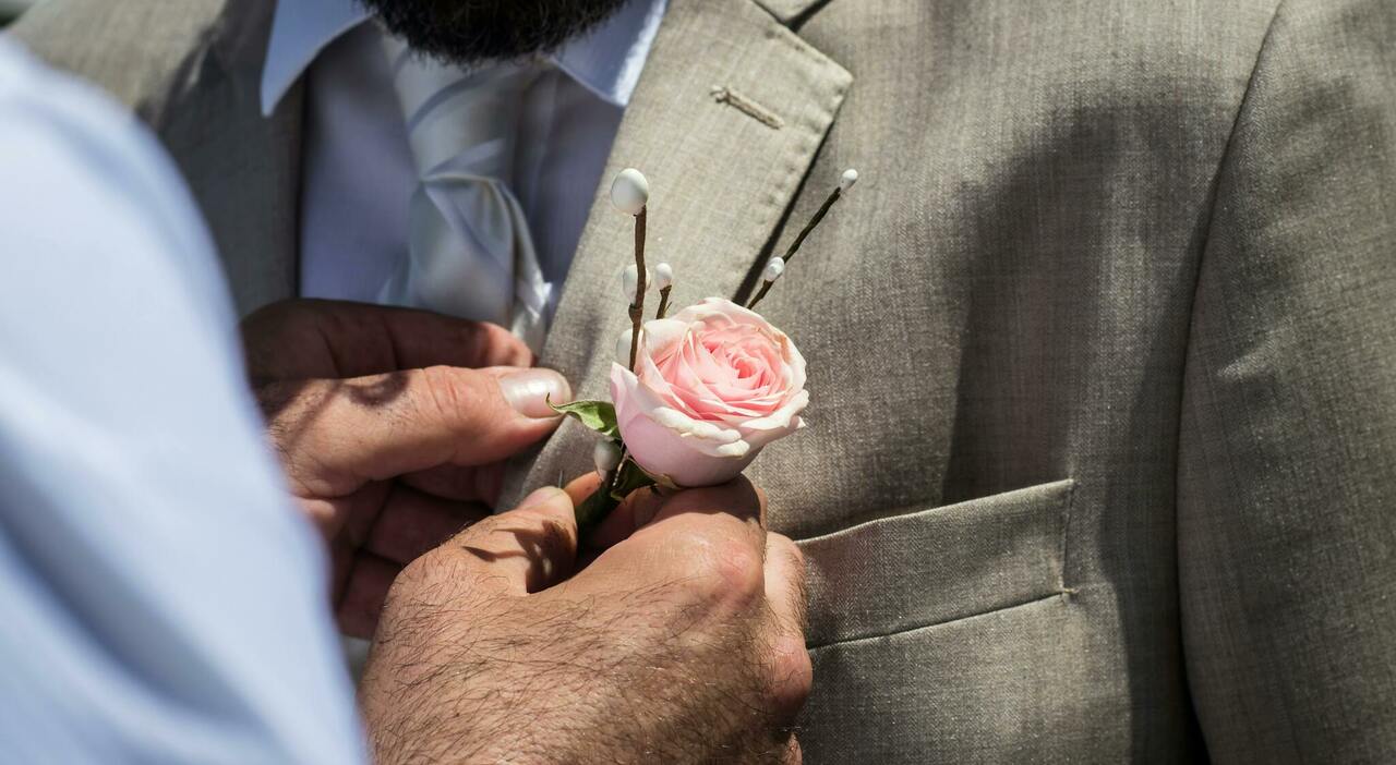 Testimoni di nozze, cosa regalare agli sposi? Idee, quanto spendere, il dubbio delle fedi e cosa dice il bon ton Testimoni di nozze, cosa regalare agli sposi? Idee, quanto spendere, il dubbio delle fedi e cosa dice il bon ton