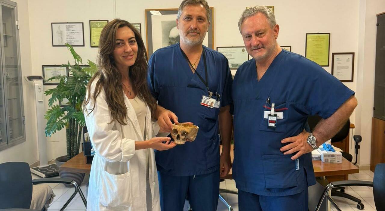 trovato agonizzante con una freccia nel cranio salvo per 3 millimetri operato con le tecniche americane