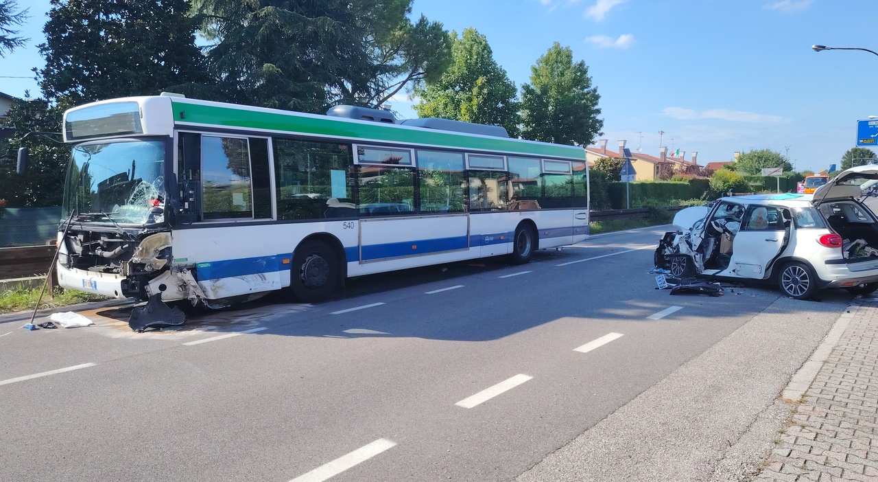incidente tra un autobus actv e una 500l sulla noalese tre feriti gravi la conducente di 42 anni e il passeggero 76enne