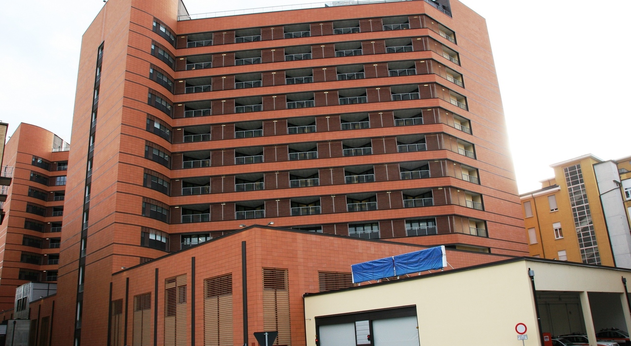 donna di 34 anni precipita dal nono piano dell ospedale non aveva documenti dramma e mistero al san matteo di pavia