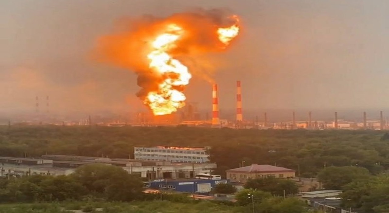 Russia, il prezzo del carburante mai così alto: gli effetti degli attacchi di Kiev con i droni kamikaze sulle raffinerie di petrolio Russia, il prezzo del carburante mai così alto: gli effetti degli attacchi di Kiev con i droni kamikaze sulle raffinerie di petrolio