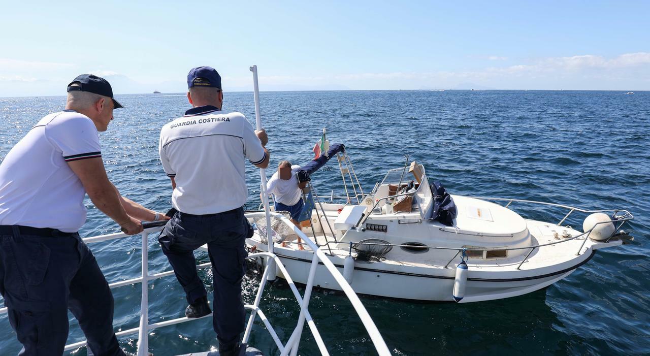 Mare, minori al timone e attracchi sotto costa: multata una barca su due