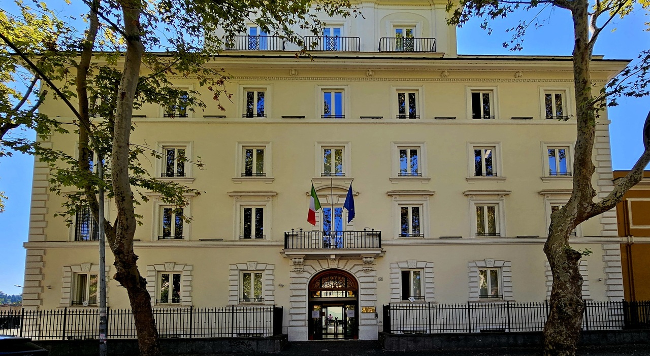 https://statics.cedscdn.it/photos/MED_HIGH/2025/08/05/8997715_05201033_sede_mur_roma_1_.jpg